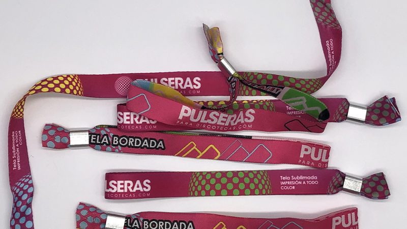 Pulseras para bodas en la playa: qué material aguanta sol, agua y arena